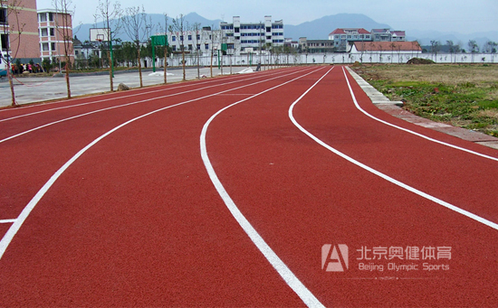 學(xué)?；旌闲退苣z跑道