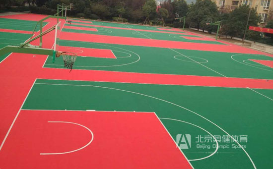 懸浮地板可直接鋪設(shè)在水泥或瀝青的地面上