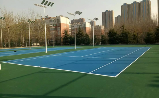 進(jìn)入塑膠場請穿運(yùn)動鞋，不能穿高跟鞋，以免損壞塑膠地面