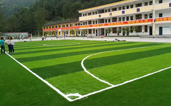 放置在足球場旁邊待用。