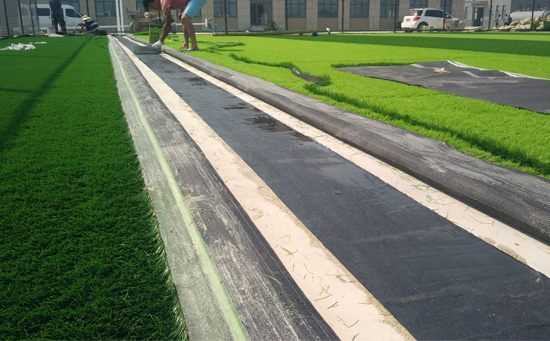 粘接時草與草之間不應(yīng)重疊并用機器碾壓