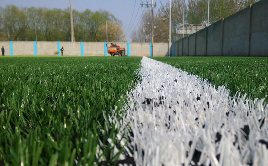 足球場(chǎng)黑色橡膠顆粒圖片