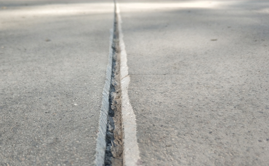 對基礎(chǔ)伸縮縫切成v形口